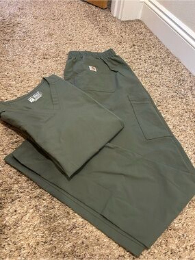 Carhartt Women’s scrub set in Olive Green